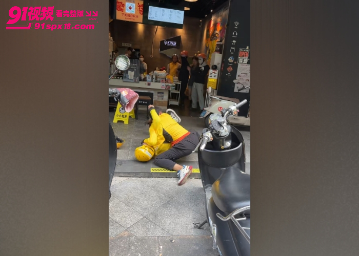 广西南宁 外卖小哥 取餐矛盾奶茶店门口扭打 拳打脚踢抓头掐喉头盔被打飞 - 图3