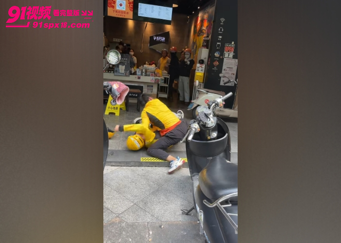 广西南宁 外卖小哥 取餐矛盾奶茶店门口扭打 拳打脚踢抓头掐喉头盔被打飞 - 图4