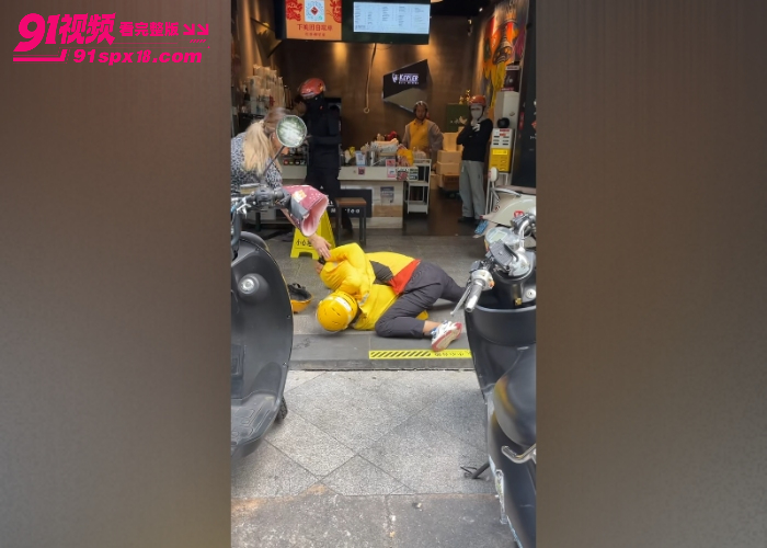 广西南宁 外卖小哥 取餐矛盾奶茶店门口扭打 拳打脚踢抓头掐喉头盔被打飞 - 图5