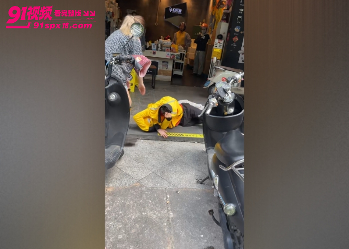 广西南宁 外卖小哥 取餐矛盾奶茶店门口扭打 拳打脚踢抓头掐喉头盔被打飞 - 图6