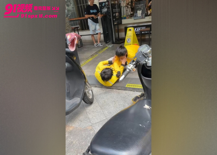 广西南宁 外卖小哥 取餐矛盾奶茶店门口扭打 拳打脚踢抓头掐喉头盔被打飞 - 图7
