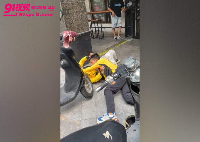 广西南宁 外卖小哥 取餐矛盾奶茶店门口扭打 拳打脚踢抓头掐喉头盔被打飞 - 图8