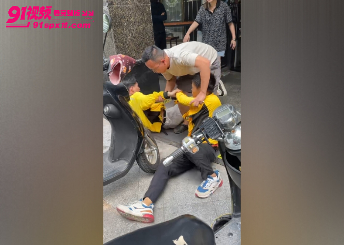 广西南宁 外卖小哥 取餐矛盾奶茶店门口扭打 拳打脚踢抓头掐喉头盔被打飞 - 图9