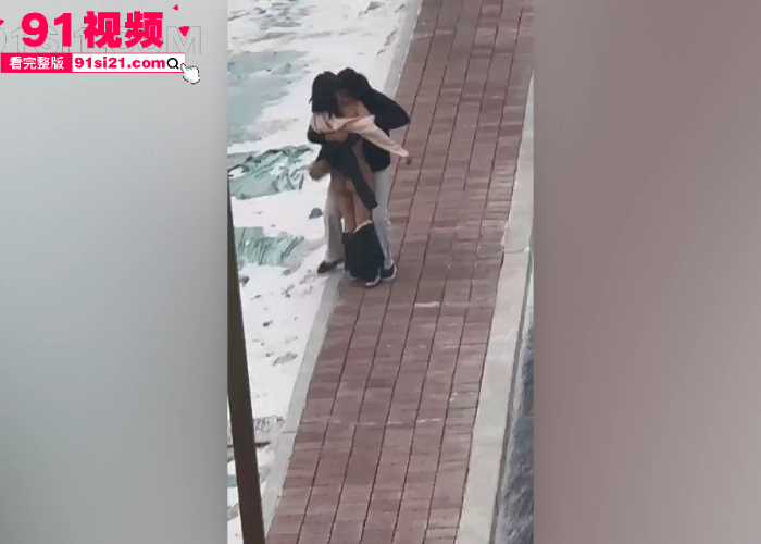 东北大学惊现情侣吵架 女主一言不合就脱衣露臀 被男友强行抱走带回家调教了 看这臀型应该操起来挺舒服 - 图1