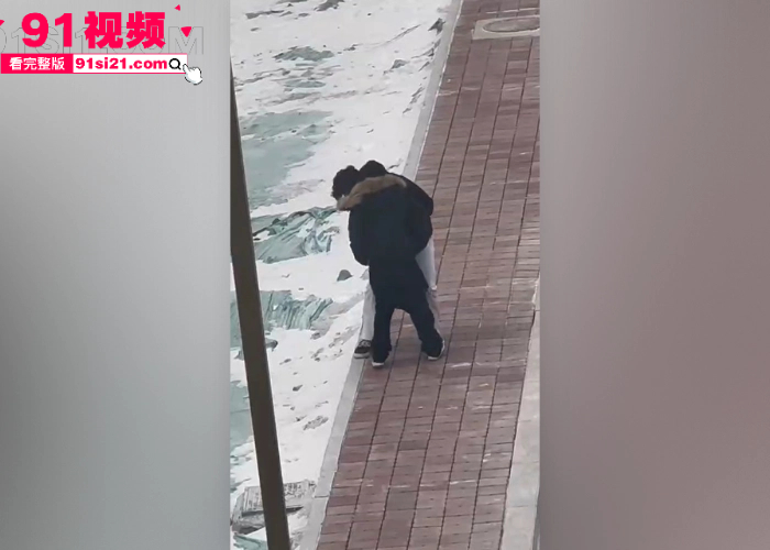 东北大学惊现情侣吵架 女主一言不合就脱衣露臀 被男友强行抱走带回家调教了 看这臀型应该操起来挺舒服 - 图3