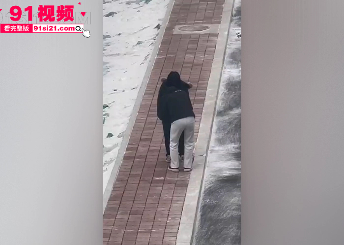 东北大学惊现情侣吵架 女主一言不合就脱衣露臀 被男友强行抱走带回家调教了 看这臀型应该操起来挺舒服 - 图4