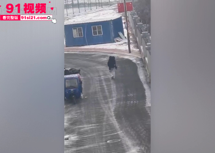 东北大学惊现情侣吵架 女主一言不合就脱衣露臀 被男友强行抱走带回家调教了 看这臀型应该操起来挺舒服 - 图6