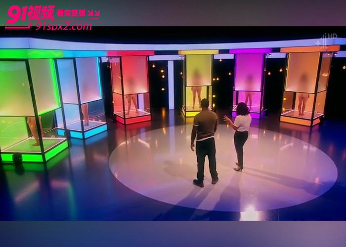 世界奇闻英国全裸相亲节目 非诚勿扰黄版 男女全裸登场 看上眼了直接拉走 真让人大开眼界啊 - 图1