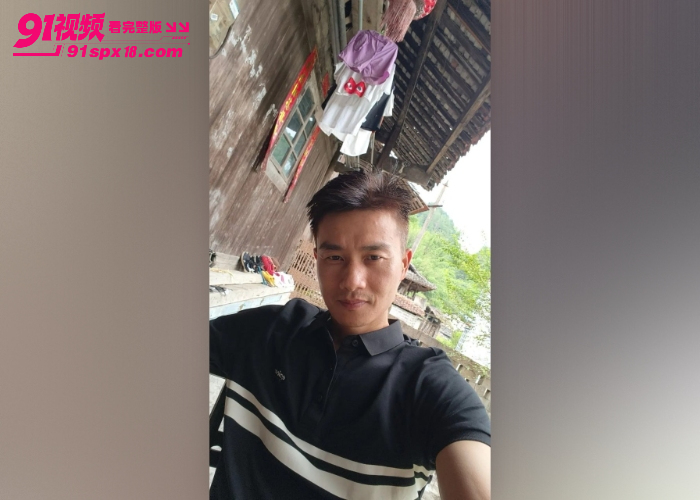 抖音大叔 闻鸡起舞 直播露屌 已婚反差自拍打飞机 大胆分享性爱生活 - 图2