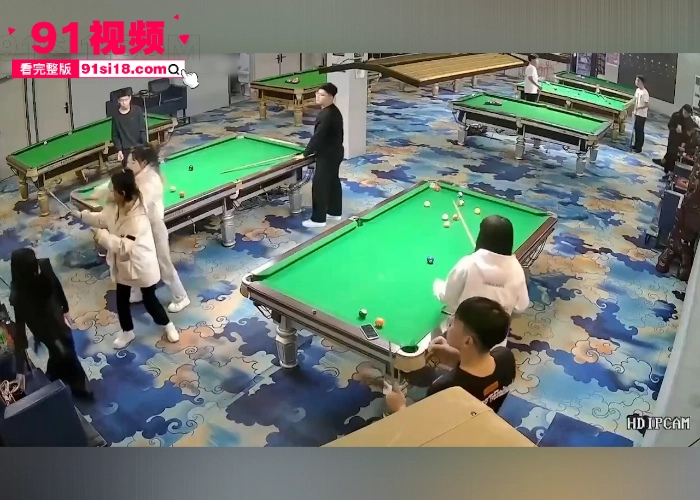 近期比较火的台球厅砍人事件 两名精神小妹化身台球双子星 追砍黑衣女助教下手真狠啊 - 图1