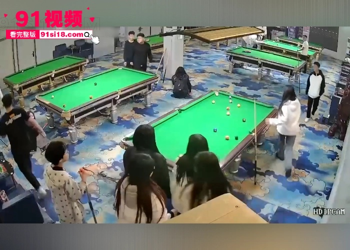 近期比较火的台球厅砍人事件 两名精神小妹化身台球双子星 追砍黑衣女助教下手真狠啊 - 图2