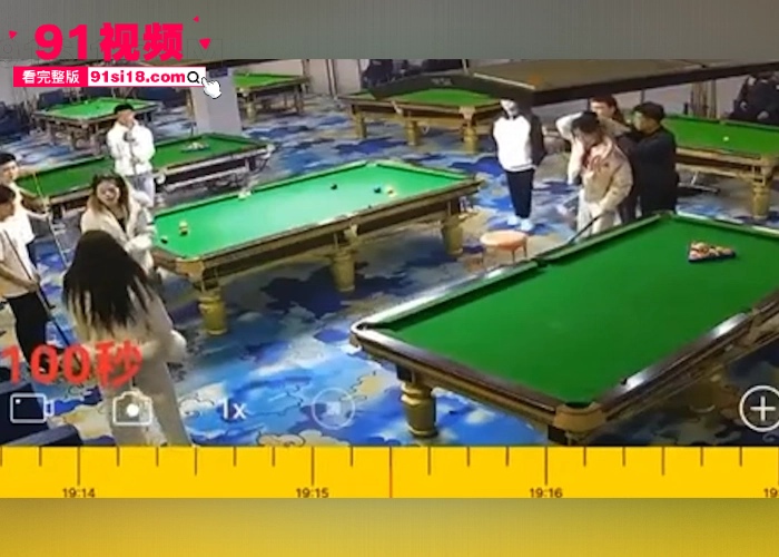 近期比较火的台球厅砍人事件 两名精神小妹化身台球双子星 追砍黑衣女助教下手真狠啊 - 图4