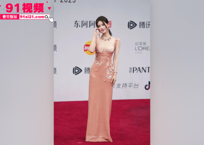 清纯女星 赵露思 再陷舆论风波 模仿韩国男团TWS搞怪苍蝇舞惹争议 点燃两家粉丝互撕 被黑粉曝光直播走光露奶视频 - 图4