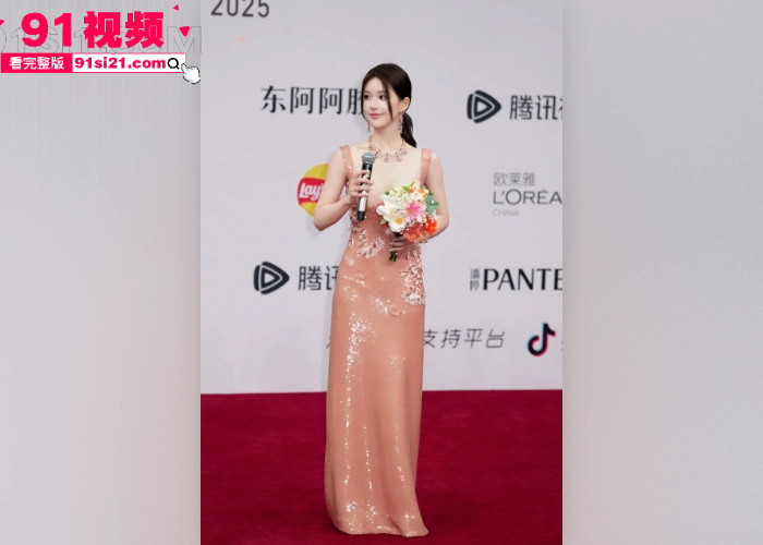 清纯女星 赵露思 再陷舆论风波 模仿韩国男团TWS搞怪苍蝇舞惹争议 点燃两家粉丝互撕 被黑粉曝光直播走光露奶视频 - 图6