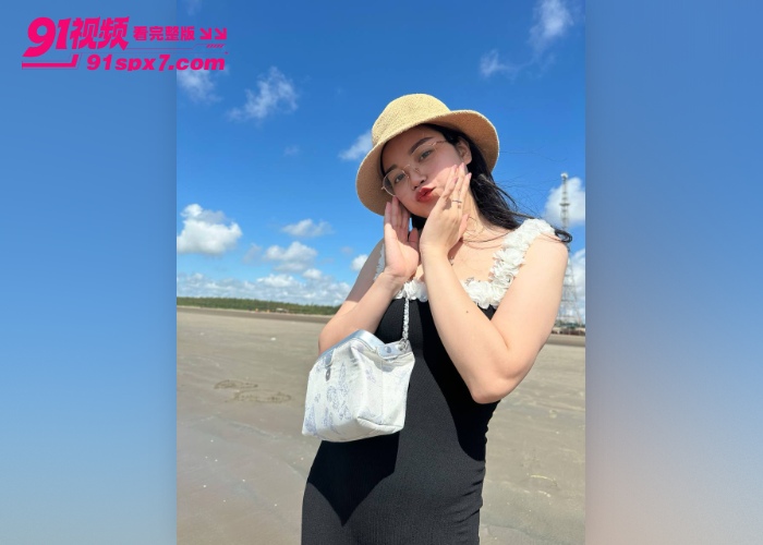 反差良家少妇眼镜婊老师气质 脱衣露出纹身白皙骚穴 上位骑乘榨精猛摇 伪装高冷实则淫荡 - 图1