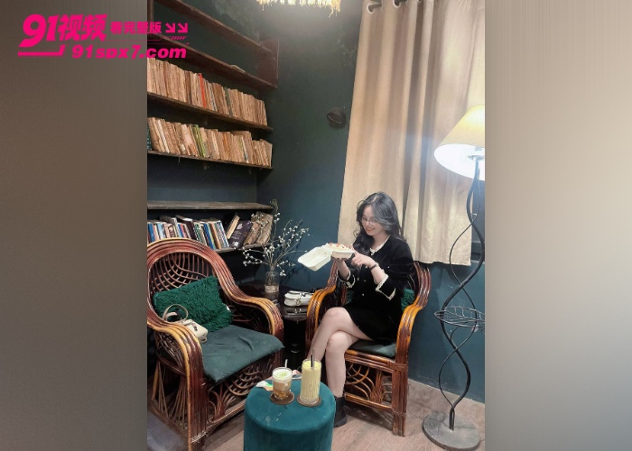 反差良家少妇眼镜婊老师气质 脱衣露出纹身白皙骚穴 上位骑乘榨精猛摇 伪装高冷实则淫荡 - 图2