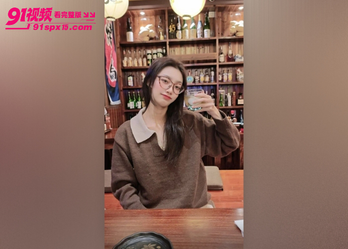 高颜值反差女大学生 眼镜妹私拍兼职模特 被摄影师情趣黑丝揉奶 无套骑乘猛操 - 图1