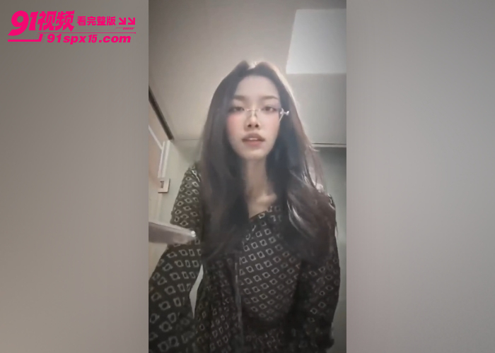 高颜值反差女大学生 眼镜妹私拍兼职模特 被摄影师情趣黑丝揉奶 无套骑乘猛操 - 图6