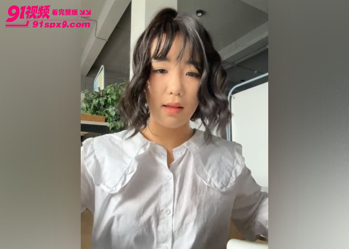真实在校园里搞露出的 母狗学生妹 图书馆卫生间玩跳蛋 自慰大秀骚模样 非常有看点 - 图1