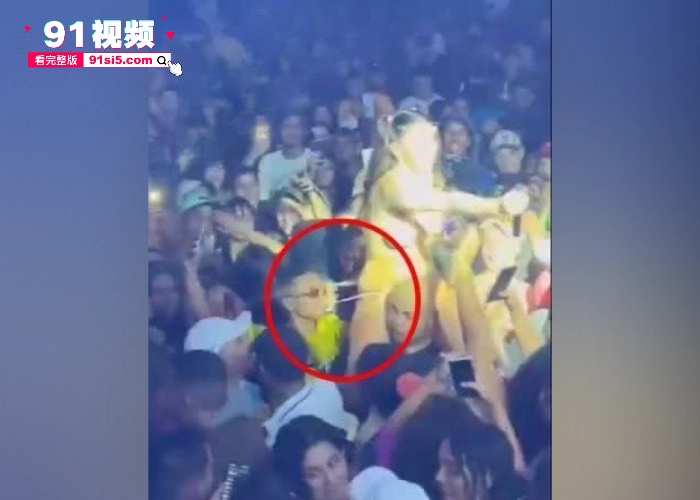 巴西女歌手 皮波基尼亚 演唱会身穿丁字裤进入观众席 任由粉丝们摸奶摸臀 国外明星真好啊 回馈粉丝都是来真的 - 图3