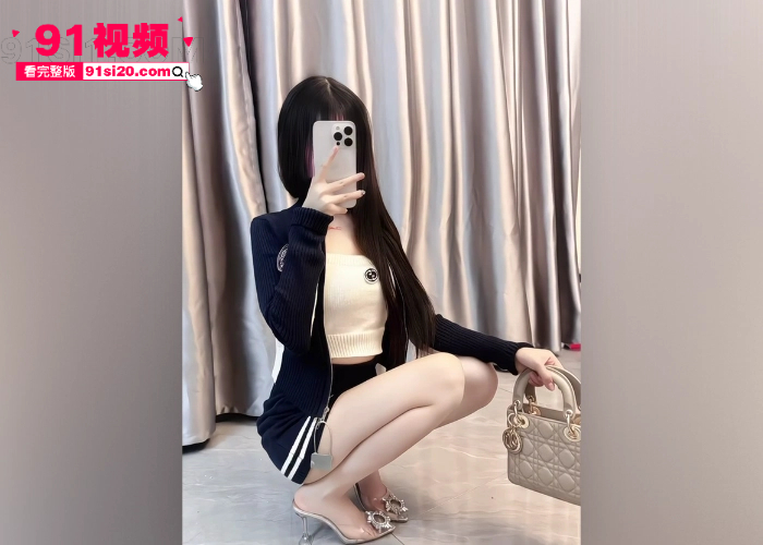 尾随白丝洛丽塔少萝回家 最后把她拿下按在落地窗前爆操 连连求饶这身材不得操一宿啊 - 图2