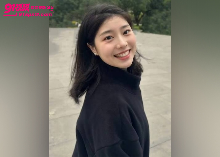 抖音网红 秦嘉倪 甜美人设崩塌 私下喜欢掰穴自慰 主动扭腰骑乘娇喘不断 - 图2