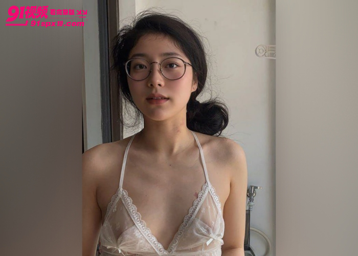 抖音网红 秦嘉倪 甜美人设崩塌 私下喜欢掰穴自慰 主动扭腰骑乘娇喘不断 - 图5