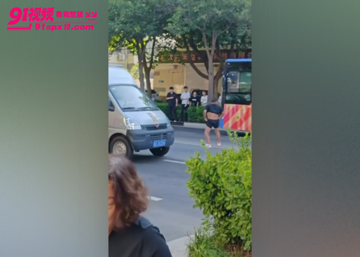 藁城男子上演碰瓷公交车 刚启动就箭步钻车底 想制造被碾压假象操作离谱到家 - 图2