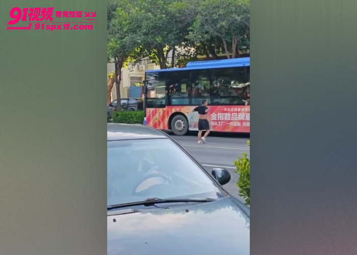 藁城男子上演碰瓷公交车 刚启动就箭步钻车底 想制造被碾压假象操作离谱到家 - 图8