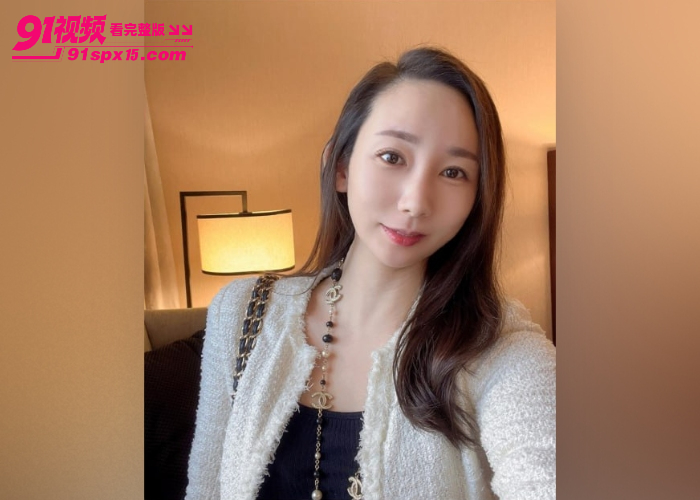 年轻夫妻下海直播 做爱 极品美少妇 被按墙上调情磨逼 无套中出后入骑乘高潮 - 图3