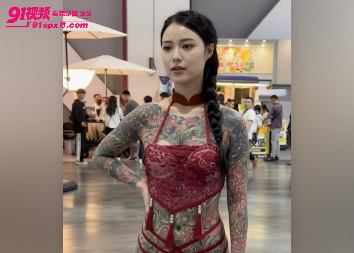 山东国际纹身展 高能视觉拉满彻底引爆 火辣模特通体纹身奶头裸露晃动 现场人气爆棚 - 图4