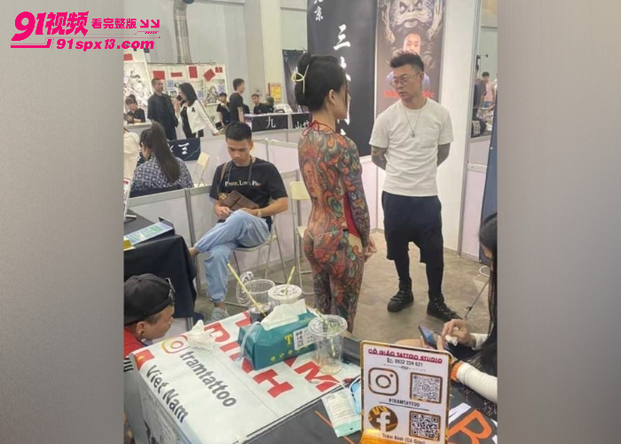 山东国际纹身展 高能视觉拉满彻底引爆 火辣模特通体纹身奶头裸露晃动 现场人气爆棚 - 图8