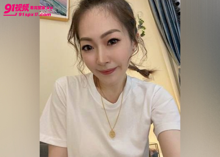 海角原创 趁舅舅去上班了 舅妈穿开裆瑜伽裤勾引外甥 无套打桩后入内射骚穴 - 图1