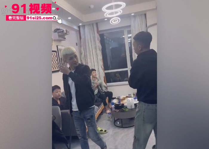 捉奸名场面黄毛精神小伙持刀闯房抓奸 化身国服李信怒砍情敌6连刀  每一刀下去全是对背叛的恨意 - 图2