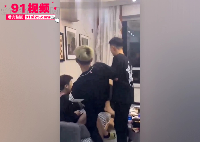 捉奸名场面黄毛精神小伙持刀闯房抓奸 化身国服李信怒砍情敌6连刀  每一刀下去全是对背叛的恨意 - 图8