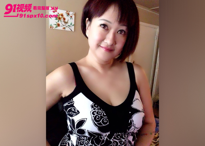 海角原创 坦克骚妈红衣短裙黑丝诱惑儿子 跳蛋塞逼后按床无套爆操 - 图1