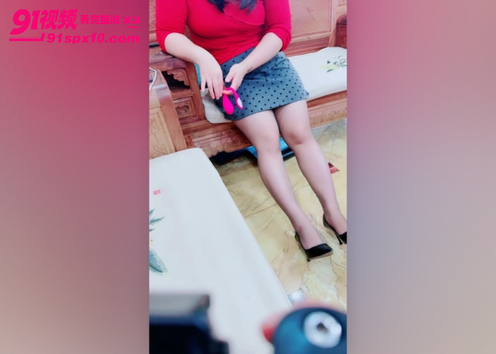 海角原创 坦克骚妈红衣短裙黑丝诱惑儿子 跳蛋塞逼后按床无套爆操 - 图6