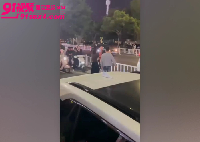 揭阳大瓜老公出轨同性被抓现场 妻子当街崩溃哭喊怒骂撕衣服 这下秘密彻底藏不住了 - 图2