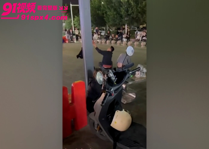 揭阳大瓜老公出轨同性被抓现场 妻子当街崩溃哭喊怒骂撕衣服 这下秘密彻底藏不住了 - 图3