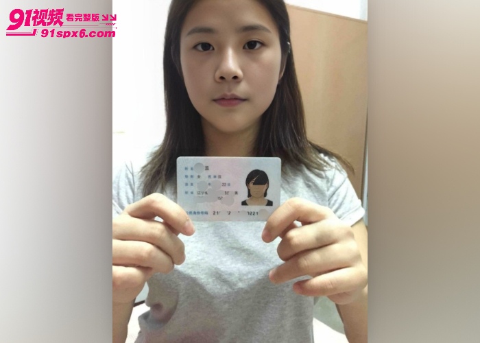 辽宁少女 张蕊 借款跑路被抓肉偿 被债主劈头盖脸一顿打骂 主动下跪自慰讨好 极其反差 - 图1