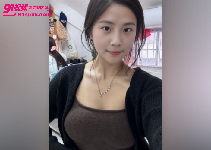 辽宁少女 张蕊 借款跑路被抓肉偿 被债主劈头盖脸一顿打骂 主动下跪自慰讨好 极其反差 - 图2
