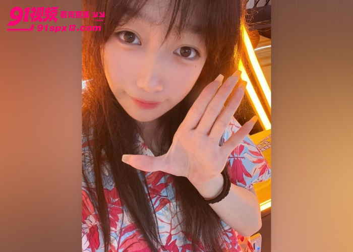 辽宁大学清纯学生妹 黄婷 年纪小奶子特别大 和男友开房初尝禁果 粉嫩逼被操呻吟娇喘 - 图1