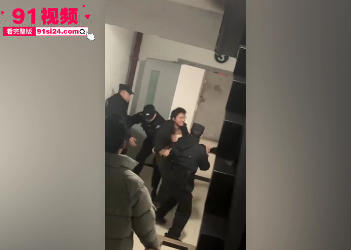 二次元作者写小说写疯了 殴打警察被强行带走 获取“拘留所七日游”现场视频曝光 - 图8
