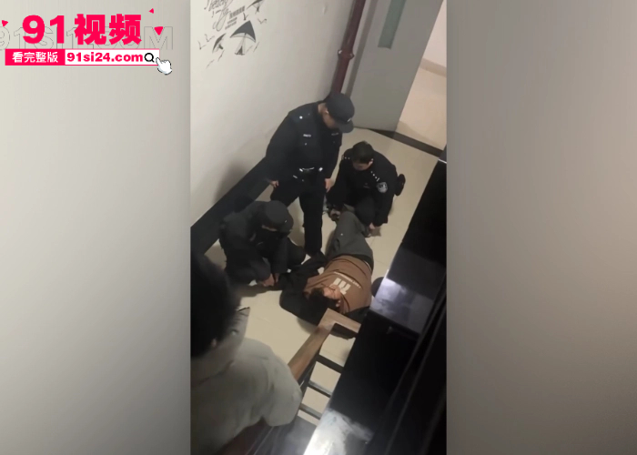 二次元作者写小说写疯了 殴打警察被强行带走 获取“拘留所七日游”现场视频曝光 - 图9
