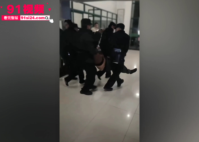 二次元作者写小说写疯了 殴打警察被强行带走 获取“拘留所七日游”现场视频曝光 - 图10