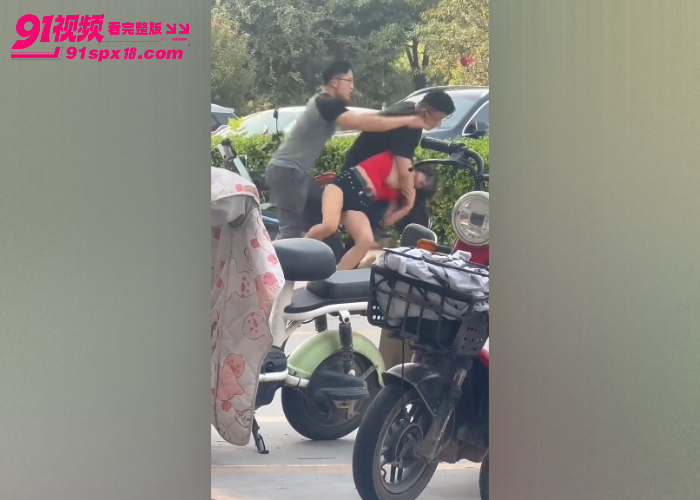 河北沧州肃宁抓小三事件 红衣女带现任男友约见小三 四人混战差点给对方嘴掰脱臼 - 图6