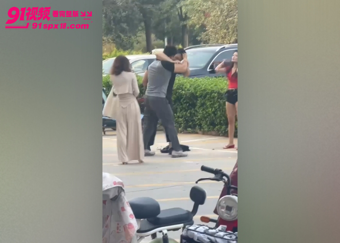 河北沧州肃宁抓小三事件 红衣女带现任男友约见小三 四人混战差点给对方嘴掰脱臼 - 图7