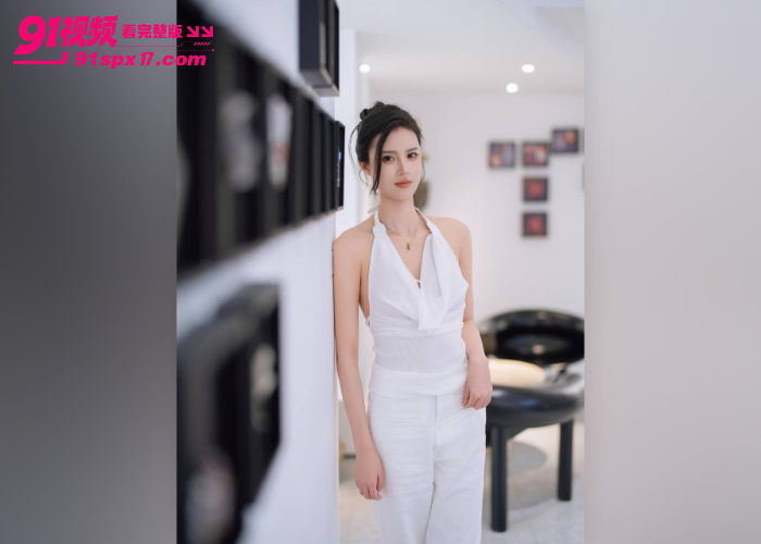 S级泄密 极品少妇约炮体育生眼镜男 粉色开档丝袜跪地深喉 骑乘后入内射骚穴 - 图2