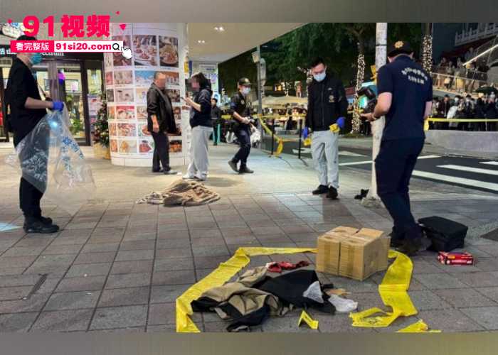 台北捷运车站发生恐怖袭击 一男子往人群丢烟雾弹随机砍人 最后被警察包围跳楼身亡现场视频曝光 - 图3