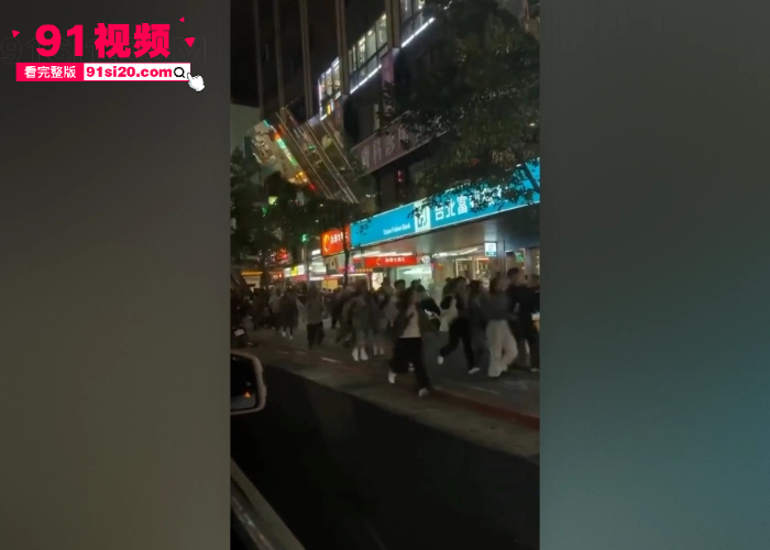 台北捷运车站发生恐怖袭击 一男子往人群丢烟雾弹随机砍人 最后被警察包围跳楼身亡现场视频曝光 - 图6